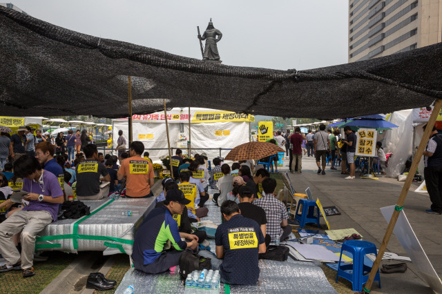 시민들이 2014년 8월22일 서울 광화문광장에서 4·16세월호참사 특별조사위원회에 수사권과 기소권을 부여하는 ‘세월호 특별법’ 제정을 요구하며 릴레이 단식에 참가하고 있다. 세월호 특별법을 둘러싼 여야와 유가족들의 갈등이 깊어지는 이 시기에 ‘유령 계정’은 가장 활발하게 움직였다. 박승화 기자