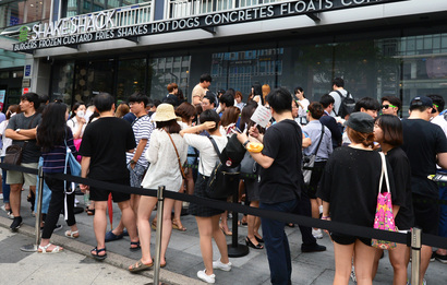 평일인 25일 월요일 오전에도 개장을 앞둔 쉐이크쉑 강남점 앞에 긴 대기 행렬이 늘어서 있다. / 사진=뉴스1
