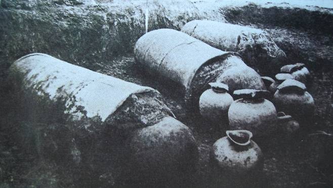 1917~18년 나주 반남고분 발굴 당시 신촌리 9호분에서 나온 대형 옹관과 토기들.