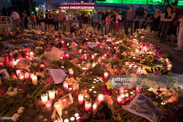 독일 뮌헨의 올림피아 쇼핑몰 앞에 24일(현지시간) 총기난사 희생자들을 애도하는 촛불과 꽃다발들이 놓여 있다. |Getty Images