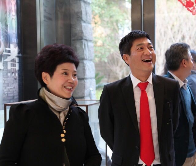 중국 화처미디어 창업자 자오이팡(57, 왼쪽) 사장과 김우택 NEW 대표