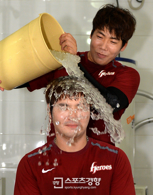 프로야구 넥센 히어로즈 박병호가 아이스 버킷 챌린지에 동참, 얼음물 샤워를 하고 있다. 이석우 기자 foto0307@kyunghyang.com