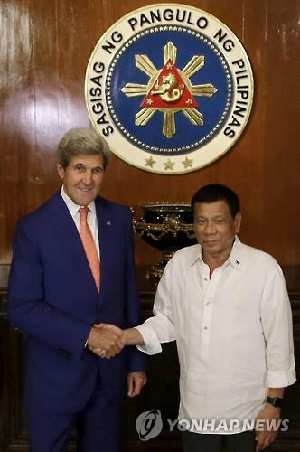 2016.7.27 로드리고 두테르테 필리핀 대통령을 예방한 존 케리 미국 국무장관이 대통령궁에서 두테르테 대통령과 악수를 나누고 있다. (EPA=연합뉴스자료사진)