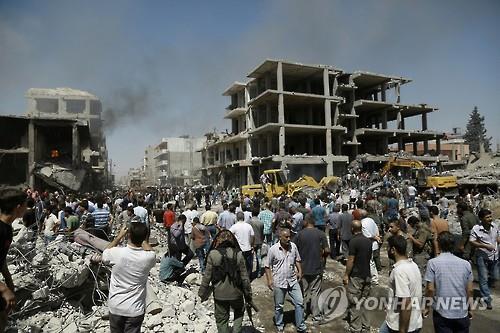 27일 시리아 북부 쿠르드 지역에서 폭탄 공격으로 30명 넘게 사망했다고 시리아 국영TV가 보도했다. [AFP=연합뉴스]