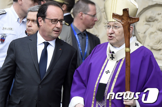 프랑수아 올랑드 프랑스 대통령(왼쪽)과 앙드레 뱅-트루아 파리 대주교. (자료사진) © AFP=뉴스1