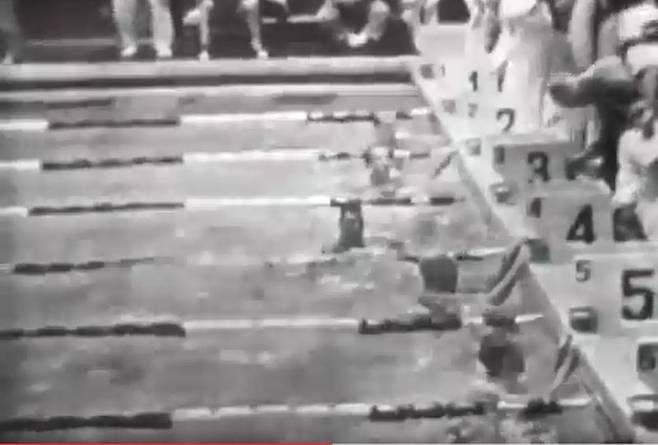 1960 로마올림픽 수영 자유형 남자 100m 결승전 마지막 장면. 3번 레인은 존 데빗, 4번 레인은 랜스 라슨이다.  유튜브 갈무리