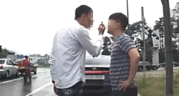 지난 5월 경기도의 한 도로에서 차로 양보 문제로 두 운전자가 싸우고 있다. [사진 블랙박스 영상 캡처]