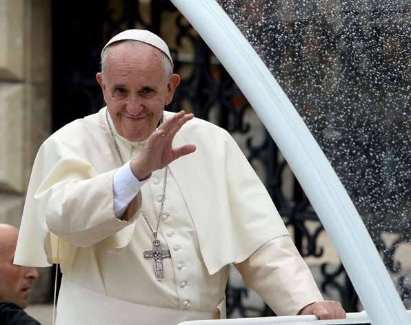 폴란드를 방문한 프란치스코 교황이 오픈카를 타고 시민들에게 인사를 하고 있다. (사진=AP)