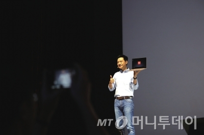 지난 27일 베이징에서 샤오미 레이쥔 회장이 스마트폰 신제품인 '홍미 프로'와 노트북 신제품인 '미 노트북 에어' 출시 설명회에서 직접 제품 설명을 하고 있다.
