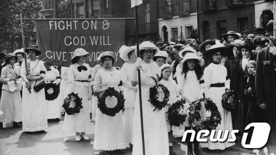 20세기 초 미국에서 여성 참정권 운동이 전개된 당시 운동가들이 흰색 옷을 입고 행진하고 있다.