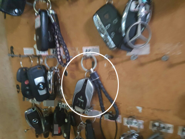 우병우 수석 일가가 살고 있는 서울 강남 압구정동 한 아파트의 경비초소에 걸려 있는 마세라티 열쇠. ㈜정강 법인 리스 차량으로  취재 결과 확인됐다.