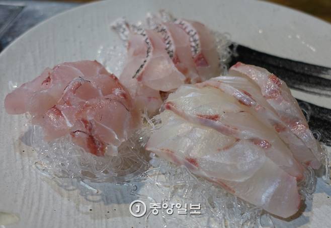 민어 활어·선어를 한 접시에 담았다. 가운데부터 시계방향으로 활어 뱃살·몸통살, 선어 몸통살이다. 살 색깔로도 확연히 구별된다.