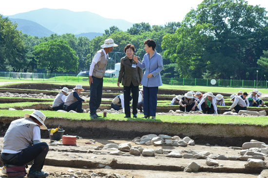 ⓒ연합뉴스 : 2015년 9월 경주의 신라왕경(월성) 발굴조사 현장에서 조사단의 설명을 듣는 박근혜 대통령(오른쪽).