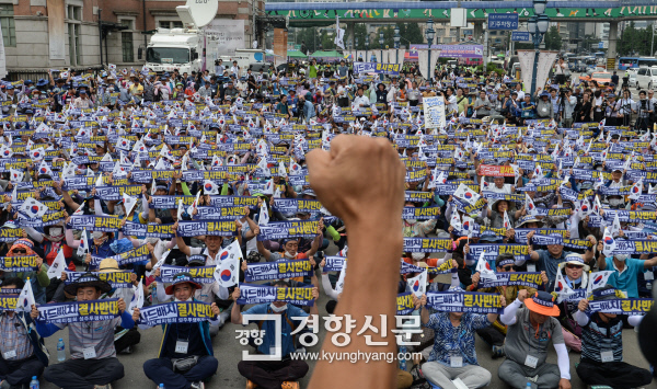 경북 성주군민 2000여명이 상경해 7월 21일 서울역광장에서 ‘사드 배치에 반대한다’는 구호를 외치며 시위하고 있다. / 이준헌 기자