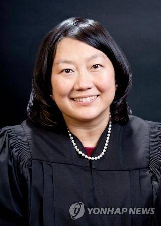 힐러리 클린턴 미국 민주당 대통령 후보 진영에서 연방대법관 후보로 하마평이 나오는 루시 고(47·한국명 고혜란) 판사 <연합뉴스DB>