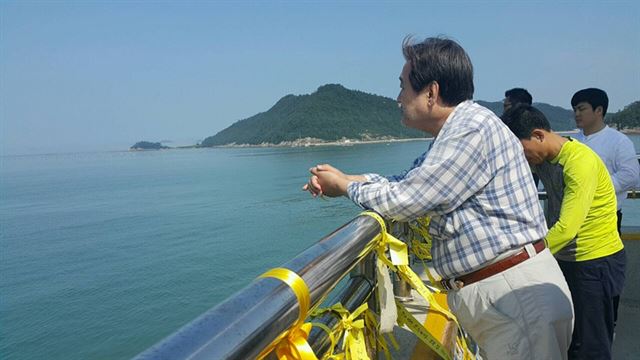 김무성 전 새누리당 대표가 1일 전남 진도군 팽목항을 찾아 세월호 참사가 일어난 진도 앞바다를 바라보고 있다. 김무성 의원실 제공