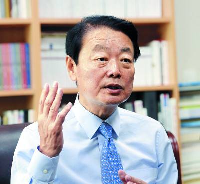 한선교 새누리당 의원이 1일 국회 의원회관에서 가진 국민일보와의 인터뷰에서 "나이와 선수(選數)에 관계없이 능력 있는 사람을 적소에 배치해 당이 보다 생동적인 조직이 되게끔 만들겠다"는 포부를 밝히고 있다. 김지훈 기자