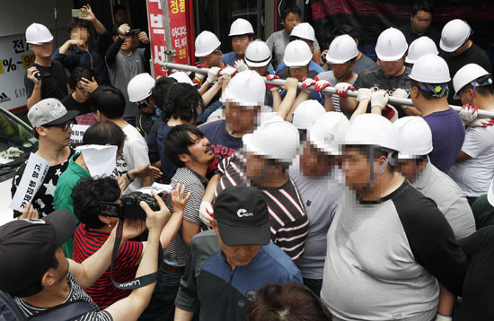 ⓒ연합뉴스 : 지난 7월18일 서울 강남구 신사동 가로수길의 곱창집 ‘우장창창’에 대해 2차 강제집행이 이뤄졌다. 세입자·맘편히장사하고픈상인모임 회원들과 철거 용역업체 직원들이 충돌했다.