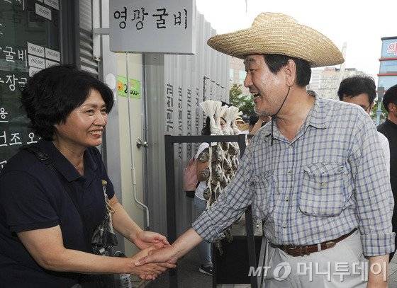 전국 민생투어에 나선 김무성 새누리당 전 대표가 3일 오후 광주 광산구 1913송정역시장을 찾아 시민과 악수를 나누고 있다. 사진=뉴스1.