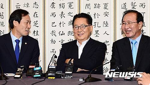 【서울=뉴시스】이종철 기자 = 3일 서울 여의도 국회 귀빈식당에서 열린 야3당 원내대표 회동에 참석한 왼쪽부터 더불어민주당 우상호, 국민의당 박지원, 정의당 노회찬 원내대표가 의견을 나누고 있다. 2016.08.03. jc4321@newsis.com