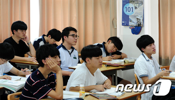 수업에 열중하고 있는 학생들. /뉴스1 © News1