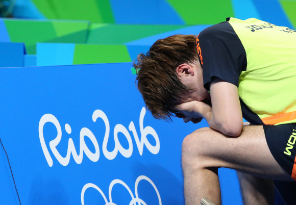 탁구 정영식  - 8일 오후(현지시간) 리우데자네이루 올림픽 남자 탁구 단식에 출전한 정영식이 세계 1위 중국 마롱과 경기를 펼쳤다. 정영식은 2-4로 패했다. 경기가 끝난 뒤 정영식이 눈물을 흘리고있다.