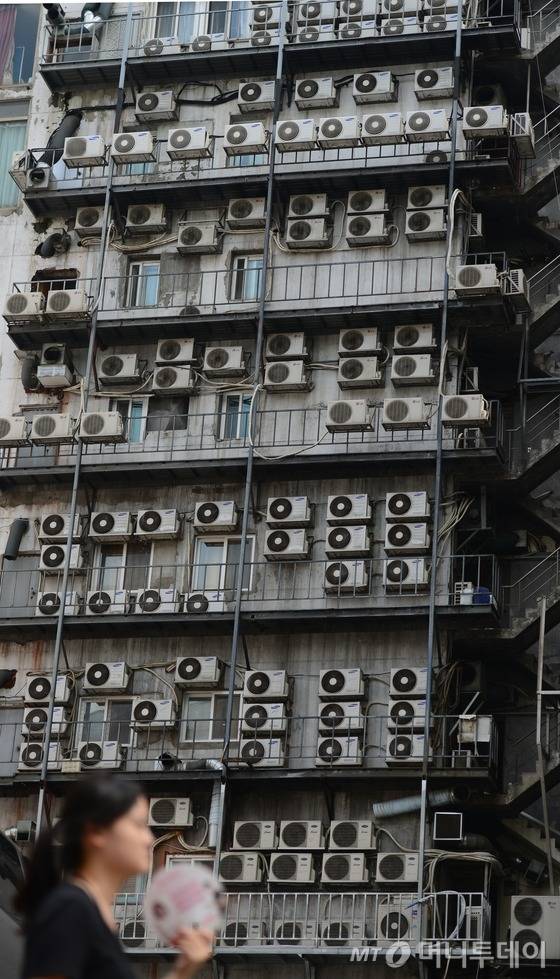 서울 용산구 한강로의 한 건물 외벽 모습. /사진=뉴스1