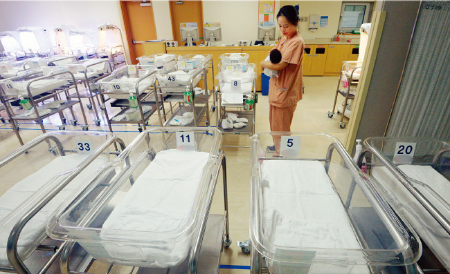 아기 침대 곳곳이 비어 있는 서울 중구 한 병원의 신생아실. 통계청은 1~5월 우리나라 출생아 수가 사상 최저 수준이라고 발표했다. [뉴스1]