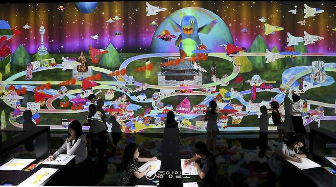 ‘스케치 타운’. 종이에 그린 자동차·빌딩·UFO 등의 이미지로 가상의 서울을 꾸민다.