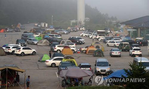 열대야 피해 대관령 찾은 사람들 (평창=연합뉴스) 유형재 기자 = 기록적인 폭염이 계속되는 가운데 14일 열대야를 피해 대관령을 찾은 피서객으로 강원 평창군 옛 영동고속도로 대관령 휴게소 주차장이 거대한 야영장으로 변했다. 해발 800m 가는 넘는 대관령 일원은 열대야가 없는 곳으로 유명하다.