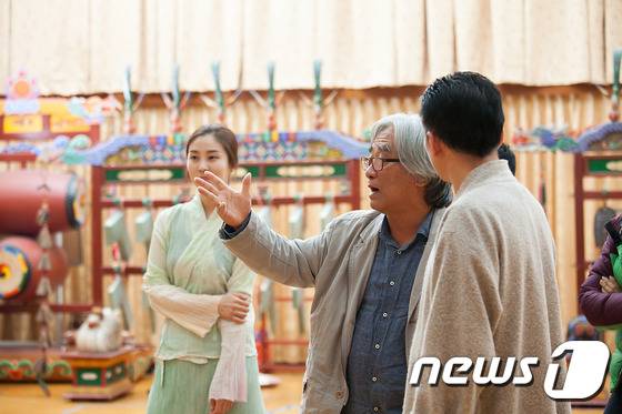 이윤택 연출가(가운데)/뉴스1DB