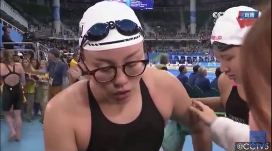지난 14일 오전 브라질 리우데자네이루 올림픽 수영 경기장에서 열린 여자 400m 혼계영 결승전에서 4위를 한 후 인터뷰에서 생리통을 호소하는 푸위안후이.[중국 CCTV 유튜브 동영상 캡쳐]