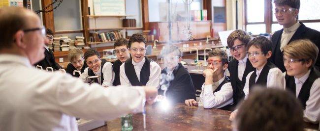 이튼 칼리지에서 수업을 받고 있는 학생들.