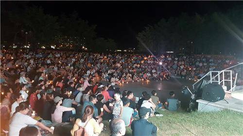 20일 저녁 김천시 강변공원 야외공연장에서 김천 인접지역의 사드배치를 반대하는 첫 촛불집회가 열리고 있다.