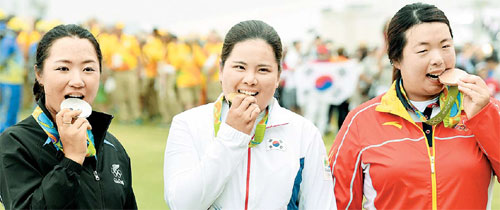 박인비(가운데)가 20일(현지시간) 브라질 리우데자네이루 올림픽 골프 코스에서 열린 여자 골프 최종 라운드에서 금메달을 딴 후 시상식에서 메달을 깨물어 보이며 즐거워하고 있다. 뉴질랜드 동포 리디아 고(왼쪽)가 은메달, 중국 펑산산이 동메달을 획득했다. [리우데자네이루 = 이승환 기자]