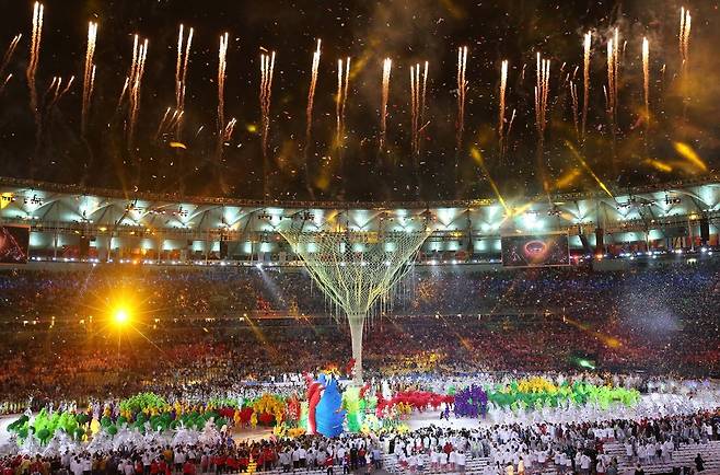 21일 밤(현지시각) 브라질 리우데자네이루 마라카낭 주경기장에서 열린 2016 리우올림픽 폐막식에서 2020 도쿄올림픽을 기약하는 화려한 불꽃을 쏘아올리고 있다. 리우데자네이루/올림픽사진공동취재단