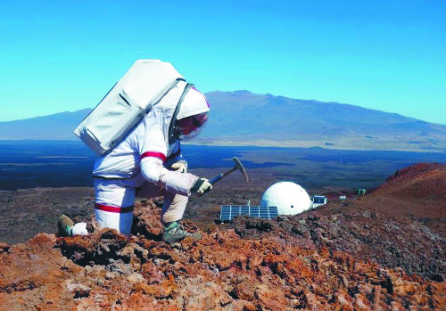 ‘하와이 우주탐사 아날로그 시뮬레이션(HI-SEAS) 프로젝트’에 참여한 과학자가 미국 하와이주 마우나로아산에 설치된 실험돔 인근에서 우주복을 입은 채 실험을 하고 있다. 이들은 인류가 화성에서 적응하는 방법을 연구하고 있다. HI-SEAS 홈페이지