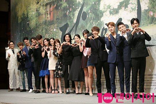 ‘달의 연인 – 보보경심 려’ 주역들이 단체 포토타임을 갖고 있다.