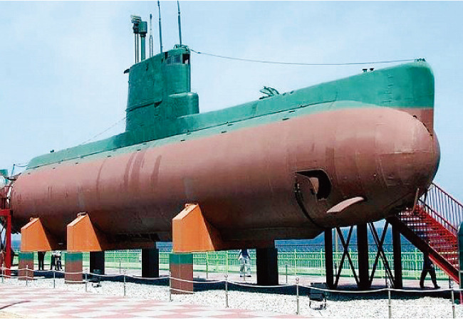 1996년 동해안에 침투했던 북한 상어급 잠수정. [동아일보]