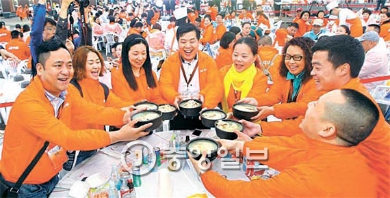 지난 5월 한국을 찾은 중국 중마이과기발전유한공사 임직원들이 서울 반포 한강공원에서 삼계탕 파티를 벌이고 있다. [중앙포토]