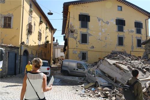 이탈리아 아마트리체에서 자동차 한 대가 무너진 건물 잔해에 깔려 있다.