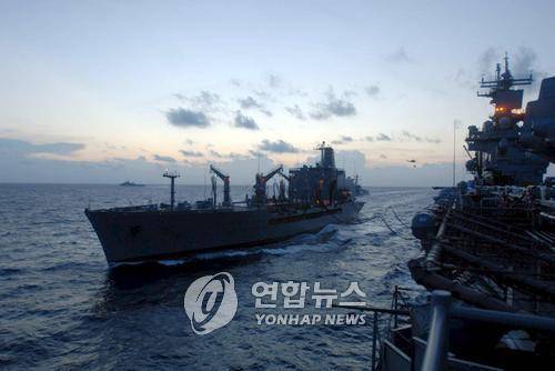 2008.5.10 미국 해군 강습양륙함 에섹스호가 남중국해에서 보급을 받고 있다. (EPA=연합뉴스자료사진)