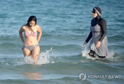 튀니지 해변에서 비키니와 부르키니를 입은 여성[AFP=연합뉴스 자료사진]