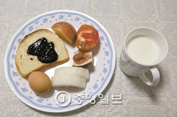 수도원의 아침식사. 식빵·계란·과일·우유 등으로 구성된 유럽식이다.