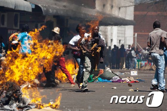 26일(현지시간) 짐바브웨 수도 하라라에서 대규모 반정부 시위가 열린 가운데 길거리엔 돌과 불에 탄 타이어, 옷가지들이 널브러져있다.© AFP=뉴스1