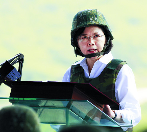 차이잉원 대만 총통이 25일(현지시간) 남부 핑둥 공군기지를 방문해 대만 최대 연례 군사훈련인 ‘한광훈련’에 참여한 장병을 격려하고 있다.   AP뉴시스
