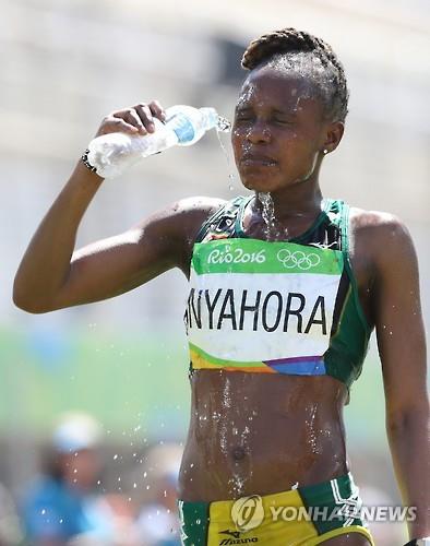 리우 올림픽 여자 마라톤에 출전한 루텐도 조안 니아호라(짐바브웨)가 경기 도중 얼굴에 물을 뿌리고 있다. [EPA=연합뉴스]