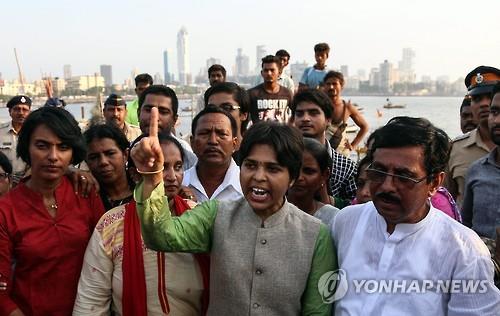 지난 4월 인도 뭄바이의 하지 알리 다르가 사원 앞에서 여성운동가 트루프티 데사이(가운데)가 사원의 여성출입 금지 조치에 반대하는 시위를 하고 있다.[EPA=연합뉴스 자료사진]