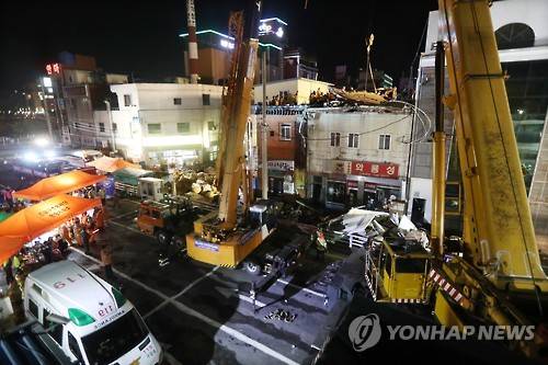 진주 리모델링 건물 붕괴…매몰자 야간 구조작업 (진주=연합뉴스) 최병길 기자 = 28일 경남 진주시 장대동 한 리모델링 건물 일부가 무너지면서 작업 인부 3명이 매몰되자 119구조대가 불을 밝힌채 야간 구조작업을 펼치고 있다. 2016.8.28 choi21@yna.co.kr