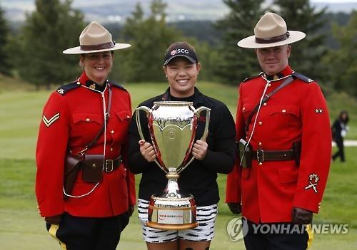 캐나다여자오픈 우승 트로피를 들고 활짝 웃는 쭈타누깐.<AFP=연합뉴스>
